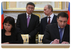 Several documents were signed following the intergovernmental talks attended by Russian Prime Minister Vladimir Putin and Mongolian Prime Minister Sanjaagiin Bayar|17 march, 2009|16:00