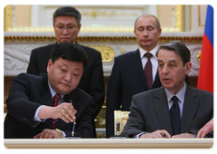 Several documents were signed following the intergovernmental talks attended by Russian Prime Minister Vladimir Putin and Mongolian Prime Minister Sanjaagiin Bayar|17 march, 2009|16:00