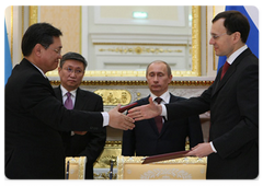 Several documents were signed following the intergovernmental talks attended by Russian Prime Minister Vladimir Putin and Mongolian Prime Minister Sanjaagiin Bayar|17 march, 2009|16:00