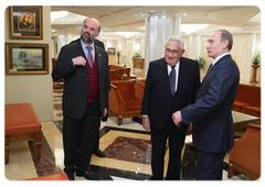 Mr Kissinger made a brief visit to the exhibition of water colours by Sergei Andriyaka in the Government House|19 march, 2009|23:14