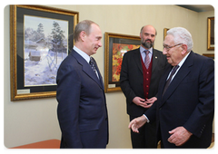 Mr Kissinger made a brief visit to the exhibition of water colours by Sergei Andriyaka in the Government House|19 march, 2009|23:14