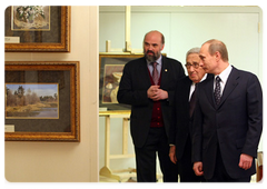 Mr Kissinger made a brief visit to the exhibition of water colours by Sergei Andriyaka in the Government House|19 march, 2009|23:14