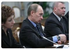 Prime Minister Vladimir Putin during a meeting with FITU Chairman Mikhail Shmakov and heads of trade union organisations|25 march, 2009|10:35