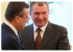 First Deputy Prime Ministers Viktor Zubkov and Igor Sechin before the meeting of the Government Presidium|26 march, 2009|10:35