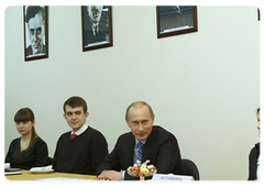 Prime Minister Vladimir Putin met with students from the Moscow Institute of Physics and Technology (MFTI) in the city of Dolgoprudny in the Moscow Region|3 march, 2009|13:00