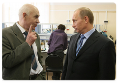 While visiting the Moscow Institute of Physics and Technology in Dolgoprudny, Vladimir Putin saw its molecular physics laboratories|3 march, 2009|17:00