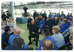 Prime Minister Vladimir Putin met with the AvtoVAZ factory workers|30 march, 2009|14:29
