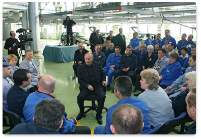 Prime Minister Vladimir Putin, who is touring the Volga Federal District, visited the AvtoVAZ automaker in Togliatti, where he met with the company’s workers