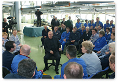 Prime Minister Vladimir Putin, who is touring the Volga Federal District, visited the AvtoVAZ automaker in Togliatti, where he met with the company’s workers