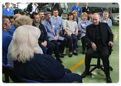 Prime Minister Vladimir Putin talking with AvtoVAZ workers|30 march, 2009|14:29