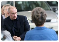 Prime Minister Vladimir Putin talking with AvtoVAZ workers|30 march, 2009|14:29