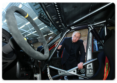 В.В.Путин в ходе посещения ОАО «АВТОВАЗ» осмотрел цех сборки автомобилей «Калина», а также подробно ознакомился с модельным рядом и экспериментальными образцами автомобилей в павильоне научно-технического центра завода|30 марта, 2009|14:29
