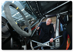 В.В.Путин в ходе посещения ОАО «АвтоВАЗ» осмотрел цех сборки автомобилей калина, а также подробно ознакомился с модельным рядом и экспериментальными образцами автомобилей в павильоне научно-технического центра завода