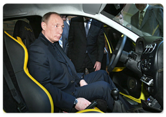 В.В.Путин в ходе посещения ОАО «АВТОВАЗ» осмотрел цех сборки автомобилей «Калина», а также подробно ознакомился с модельным рядом и экспериментальными образцами автомобилей в павильоне научно-технического центра завода|30 марта, 2009|14:29