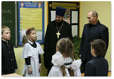 В.В.Путин посетил Православную классическую гимназию в Тольятти и передал ей в дар Иверскую икону Божией Матери XVIII века