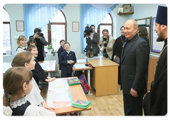 В.В.Путин посетил Православную классическую гимназию в Тольятти и передал ей в дар Иверскую икону Божией Матери XVIII века|30 марта, 2009|14:29