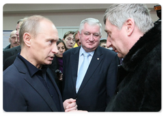 Prime Minister Vladimir Putin among staff members and job-seekers at the Podolsk Employment Centre|4 march, 2009|17:00