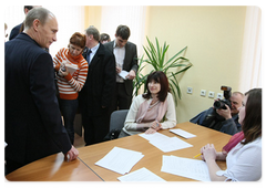 Prime Minister Vladimir Putin among staff members and job-seekers at the Podolsk Employment Centre|4 march, 2009|17:00