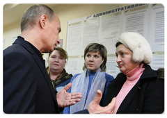 Prime Minister Vladimir Putin among staff members and job-seekers at the Podolsk Employment Centre|4 march, 2009|17:00