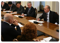 Prime Minister Vladimir Putin talking with United Russia leaders|1 april, 2009|17:09