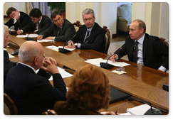 Prime Minister Vladimir Putin talks with United Russia leaders