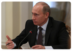 Prime Minister Vladimir Putin talking with United Russia leaders|1 april, 2009|17:09