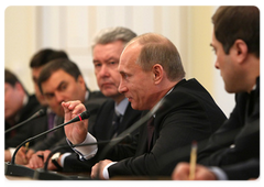 Prime Minister Vladimir Putin talking with United Russia leaders|1 april, 2009|18:23