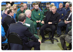 Prime Minister Vladimir Putin met with the staff of the Tver Wagon Works|15 april, 2009|20:23