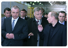 Vladimir Putin visiting the Tver Wagon Works|15 april, 2009|20:33