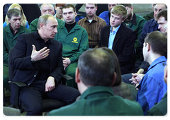 Prime Minister Vladimir Putin met with the staff of the Tver Wagon Works|15 april, 2009|20:40