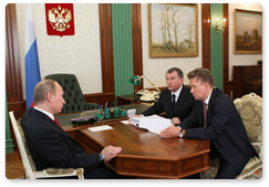 Prime Minister Vladimir Putin met with Deputy Prime Minister Igor Sechin and Gazprom CEO Alexei Miller