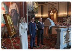 Russian President's spouse Svetlana Medvedeva, Russian President Dmitry Medvedev and Vladimir Putin at an Easter service in Moscow's Christ the Saviour Cathedral|19 april, 2009|09:27