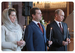 Russian President's spouse Svetlana Medvedeva, Russian President Dmitry Medvedev and Vladimir Putin at an Easter service in Moscow's Christ the Saviour Cathedral|19 april, 2009|09:27