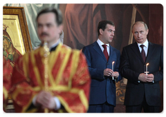 Russian President Dmitry Medvedev and Vladimir Putin at an Easter service in Moscow's Christ the Saviour Cathedral|19 april, 2009|09:27