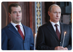 Russian President Dmitry Medvedev and Vladimir Putin at an Easter service in Moscow's Christ the Saviour Cathedral|19 april, 2009|09:27