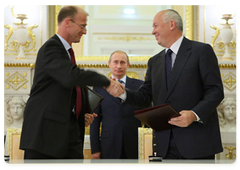 Prime Minister Vladimir Putin at the signing of a contract between VSMPO-Avisma and Airbus|20 april, 2009|17:09