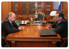 Prime Minister Vladimir Putin meeting with the Governor of Kurgan Region, Oleg Bogomolov|21 april, 2009|15:10