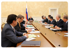 Vladimir Putin conducting a meeting on economic issues|22 april, 2009|17:20