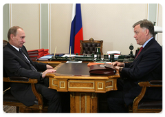 Prime Minister Vladimir Putin at a meeting with Vladimir Yakunin, President of Russian Railways|3 april, 2009|14:42