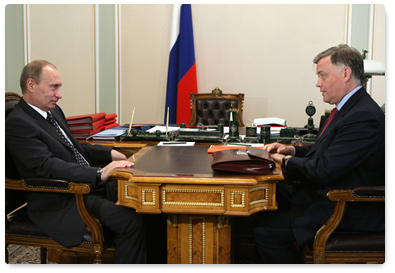 Prime Minister Vladimir Putin at a meeting with Vladimir Yakunin, President of Russian Railways