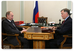 Prime Minister Vladimir Putin at a meeting with Vladimir Yakunin, President of Russian Railways