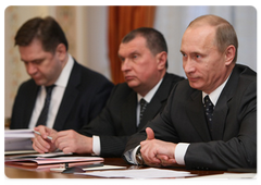 Vladimir Putin, Igor Sechin, Sergei Shmatko attending a meeting with Chilean President Michelle Bachelet|3 april, 2009|19:48