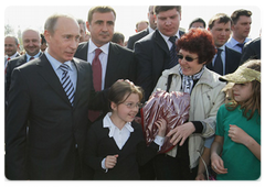 During his trip to Astrakhan, Prime Minister Vladimir Putin visited the Volga River Embankment, which is undergoing reconstruction|30 april, 2009|17:48