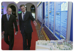 Astrakhan Governor Alexander Zhilkin showing an exhibition of urban achievements in the region and state support for small and medium-sized companies to Prime Minister Vladimir Putin|30 april, 2009|17:48