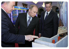 Astrakhan Governor Alexander Zhilkin showing an exhibition of urban achievements in the region and state support for small and medium-sized companies to Prime Minister Vladimir Putin|30 april, 2009|17:48