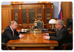 Vladimir Putin meeting with Yevgeny Primakov, President of the Chamber of Commerce and Industry of the Russian Federation|8 april, 2009|13:37