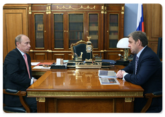 Prime Minister Vladimir Putin meeting with Primorye Territory Governor Sergei Darkin|8 april, 2009|13:37