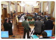 Prime Minister Vladimir Putin at a Government meeting|9 april, 2009|13:37