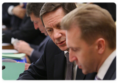 First Deputy Prime Minister Igor Shuvalov and Deputy Prime Minister Alexander Zhukov at a Government meeting|9 april, 2009|13:37