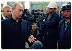 Prime Minister Vladimir Putin meeting with the Amur Shipbuilding Plant personnel|11 may, 2009|12:16